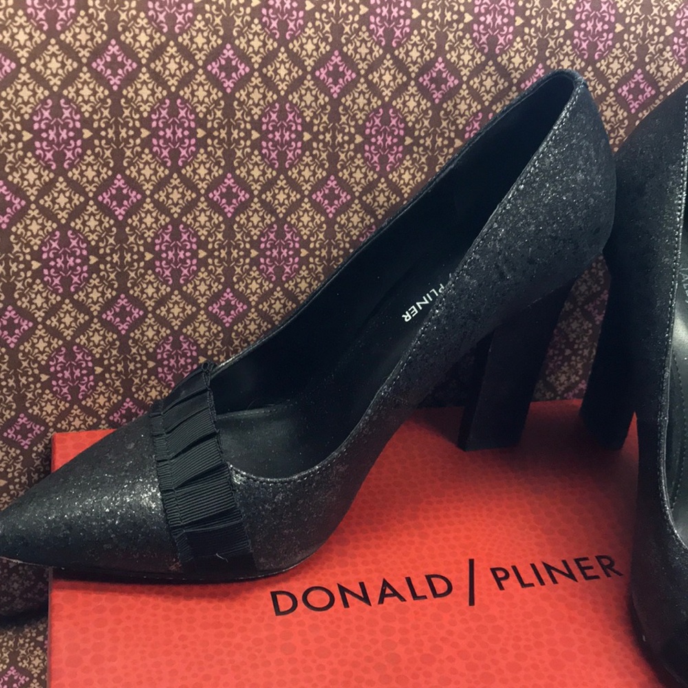 Donald Pliner sz10 graphite heels EUC